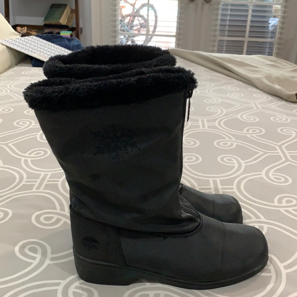 Totes Quilted Faux Fur lined front zipper snow Boots (size 8M)